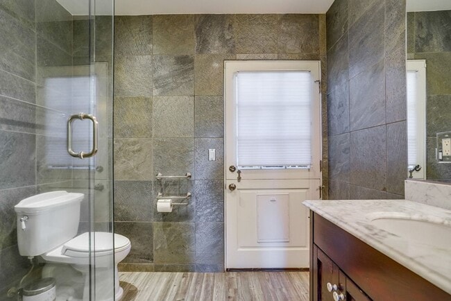 Building Photo - Beautiful 4 Bed/4 Bath Family Home w/pool Available Now!!