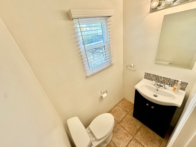 Building Photo - Charming North Hollywood Home