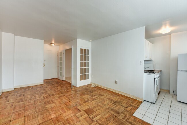 Building Photo - Charming & Bright Junior One Bedroom at River Place North