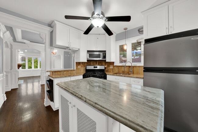 Building Photo - 5446 S Oak Park Ave