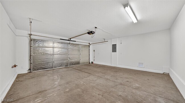 Building Photo - 10460 Wellington Manor Ave