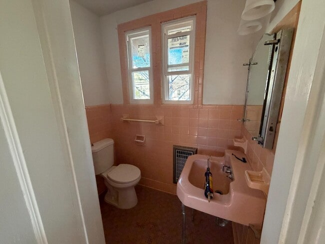 Building Photo - 123 Division Ave