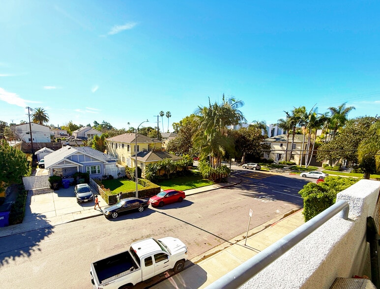 Building Photo - 5051 Rosewood Ave