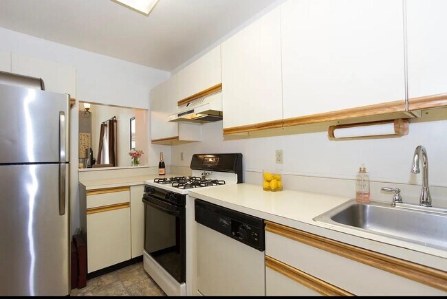 Primary Photo - 352 N Greeley Ave