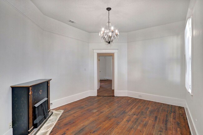 Building Photo - Three bedroom, two bathroom Apartment - Close to Starland