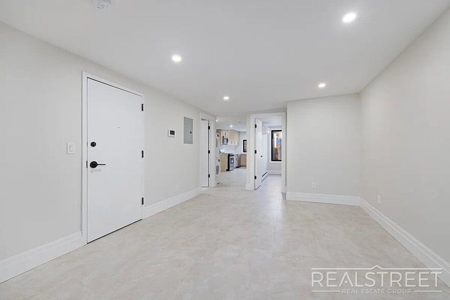 Building Photo - Stunning Spacious 2 Bed Garden Apt!