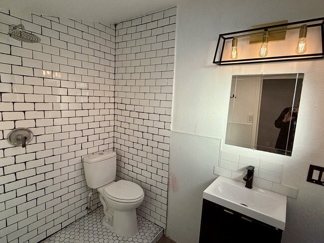 Building Photo - 5795 Kenwood Pl