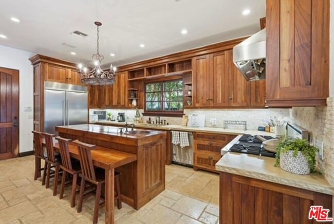 Building Photo - 6620 Lindenhurst Ave