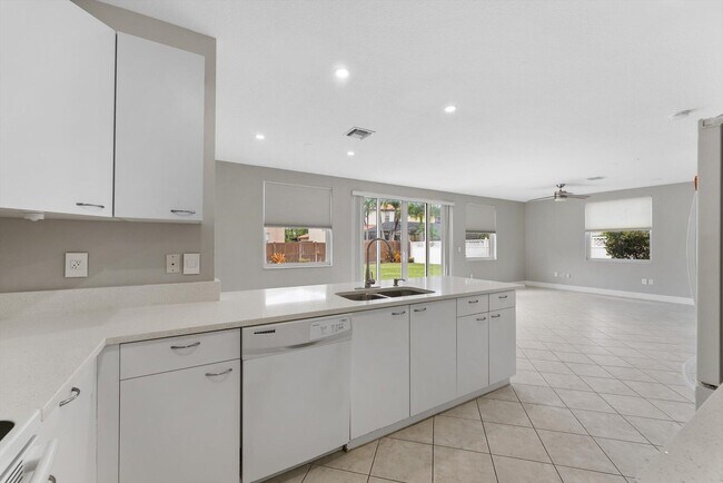 Building Photo - 9825 Scribner Ln