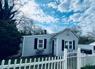 Building Photo - Adorable Cottage