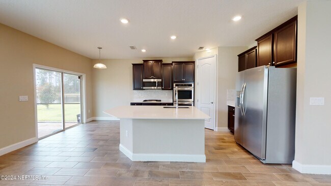 Building Photo - 201 Silver Creek Pl