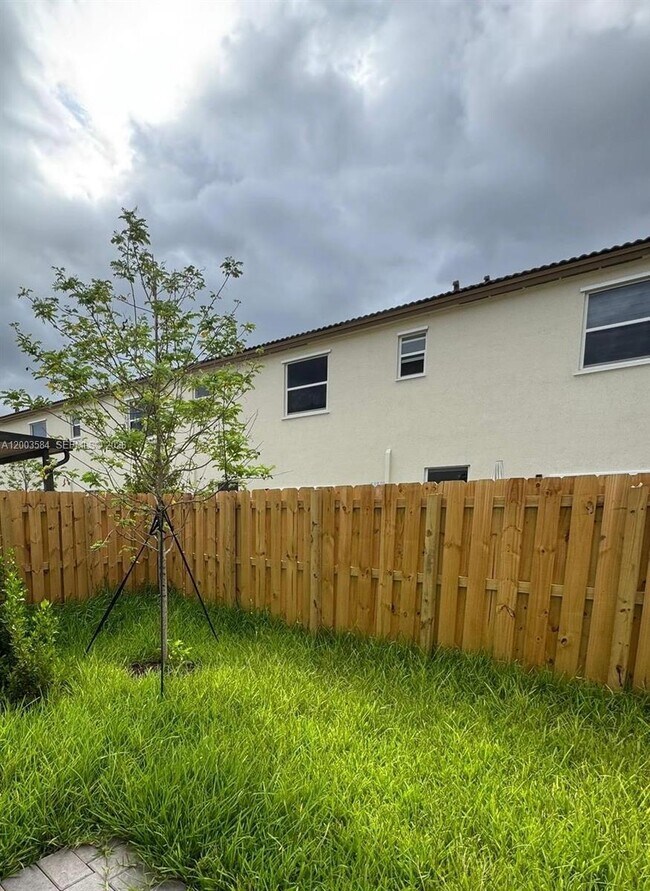 Building Photo - 2877 SE 24th Ct