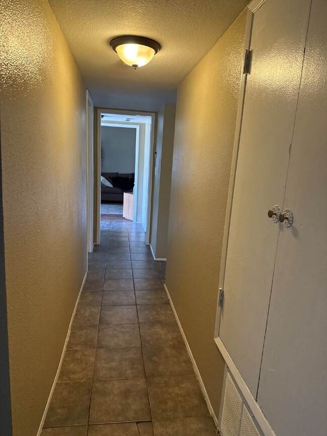 Building Photo - Don't miss out on this beautiful and spacious home!  Large back yard with detached workshop!