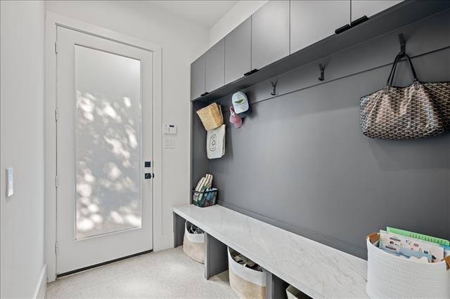 Building Photo - 5839 Richmond Ave