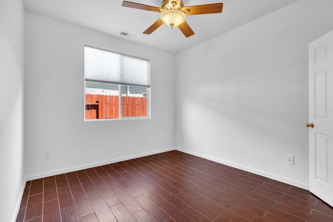 Building Photo - Inviting 3-Bed, 2-Bath Home in Gated Commu...