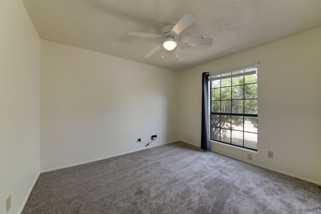 Building Photo - Amazing Three Bedroom in Heart of Rio Rancho!