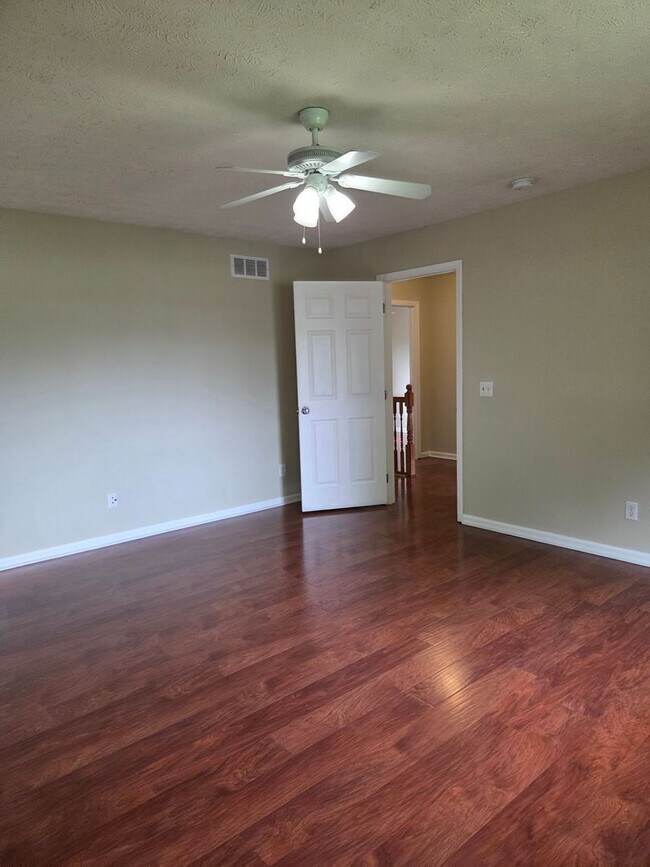 Building Photo - Beautiful 3-bedroom house available now