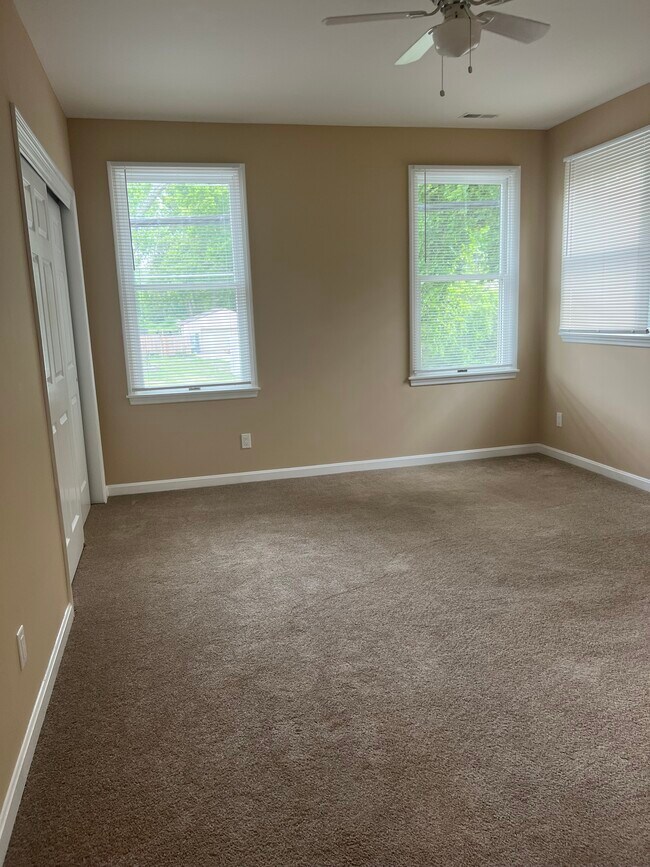 Building Photo - 54 W Sharon Rd