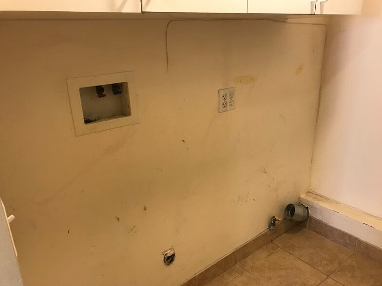 laundry room - 1304 Mackay Ln