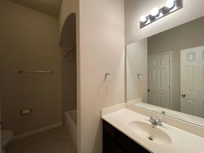 Building Photo - 633 Peregrine Way