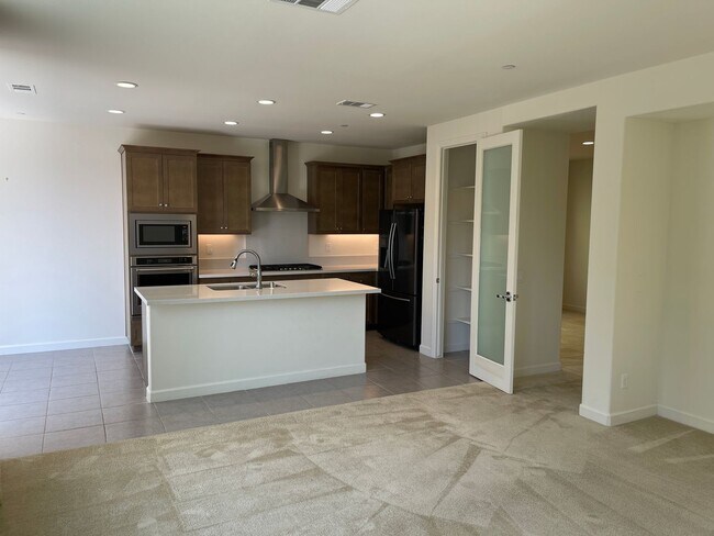 Building Photo - Large 5 Bed / 3 Bath Standalone unit in Lo...
