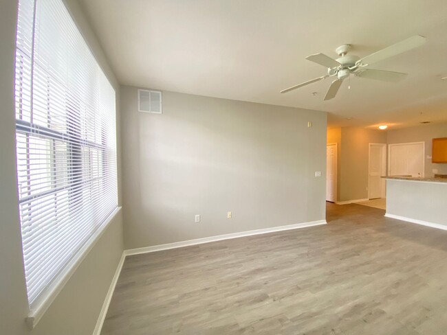 Building Photo - Beautiful 1/1 Condo in the Gated Community...