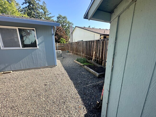 Building Photo - 3 Bedroom 2 Bath Hillsboro Home!