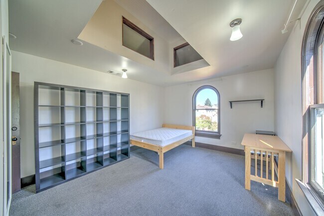 Building Photo - 2225 Blake St