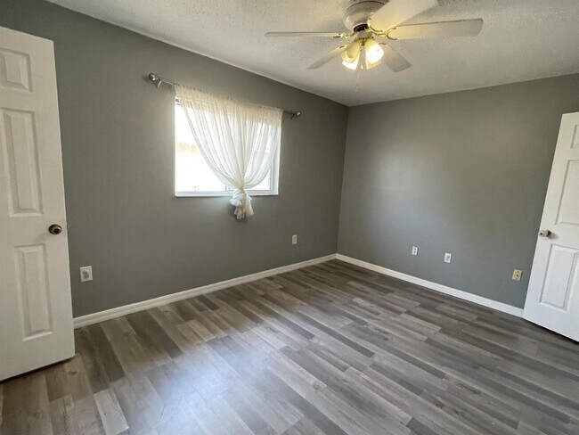 Building Photo - 5610 29th St Cir E