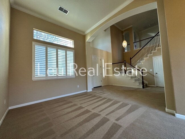 Building Photo - Lovely, 5bd, 3ba home in Serrano, with 3 c...