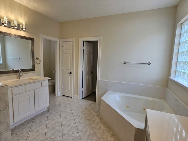 Building Photo - 12503 Rosewood Way Ln