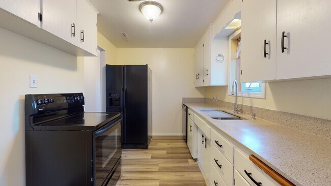 Building Photo - SeaTac rambler home -3 bedroom 1 bath with carport.  Fenced yard!!!  Available March 1st, 2026!