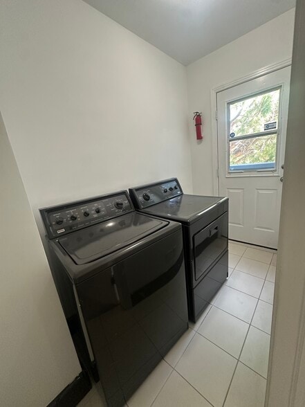 In-unit washer dryer - 612 N Plymouth Blvd