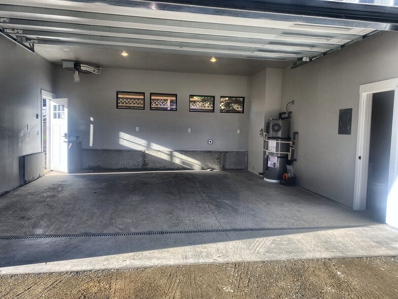 Large 2 car garage with EV Car Charging - 9874 Mountain Home Rd