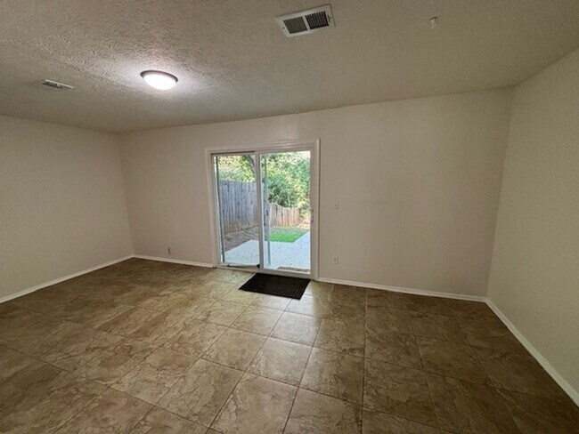 Building Photo - Beautifully Renovated 3-Bedroom, 2.5-Bath Townhome in Tucker!