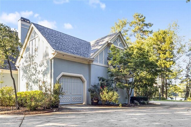 Building Photo - 2910 Emerald Dr