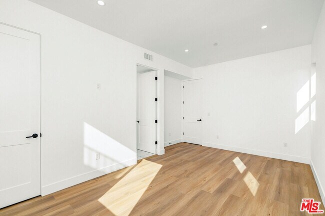 Building Photo - 2204 1/2 Carmona Ave