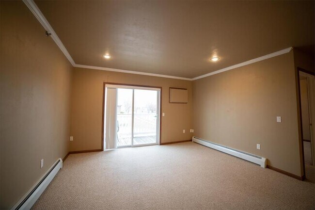 Building Photo - 830 E Elm Dr