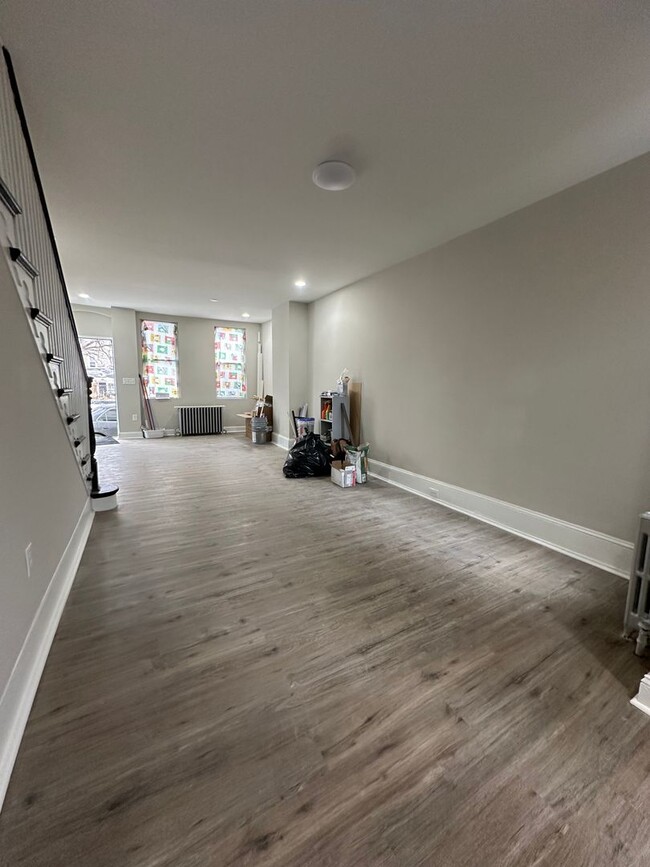 Building Photo - STUNNING NEWLY RENOVATED THREE BEDROOM HOUSE