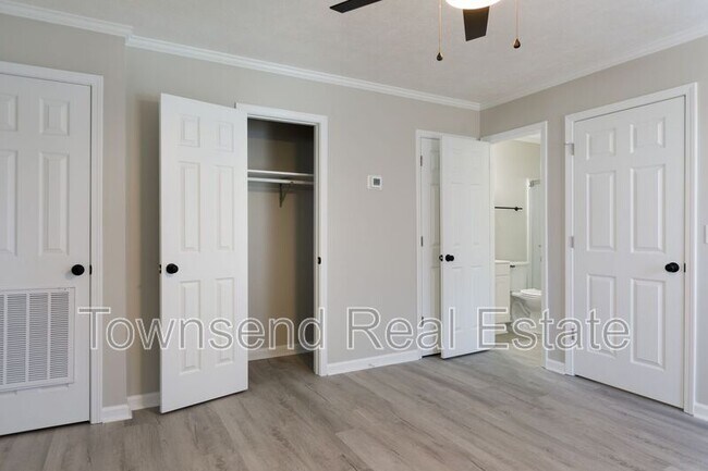 Building Photo - 5845 Century Oaks Dr