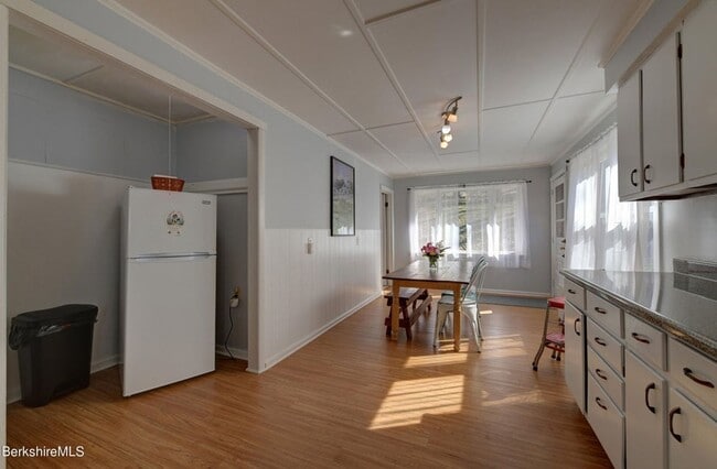 Building Photo - Centrally located 2 Bedroom, 2 Bathroom ho...