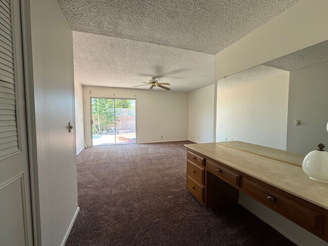Building Photo - Three Bedroom Two Bathroom Pool Home in He...