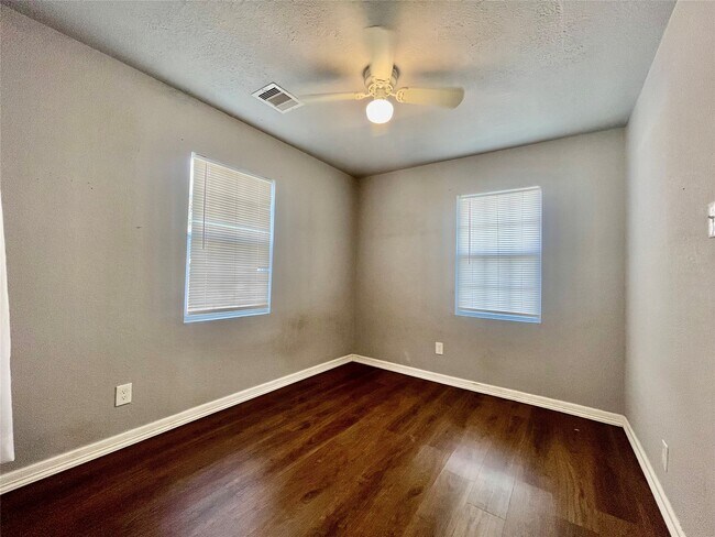 Building Photo - 6803 Bloom Dr