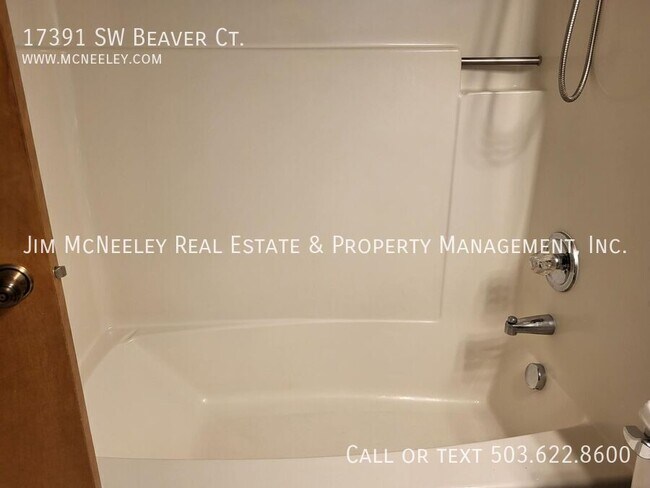 Building Photo - 17391 SW Beaver Ct