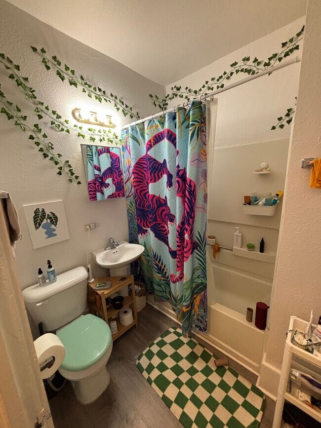 Building Photo - 122-124 E Lloyd