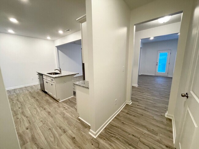 Building Photo - 3 br  Quiet community, paired Home minutes from I-77 and I-40