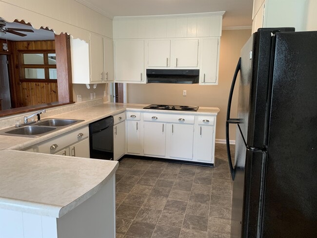 Building Photo - 5421 Pine St