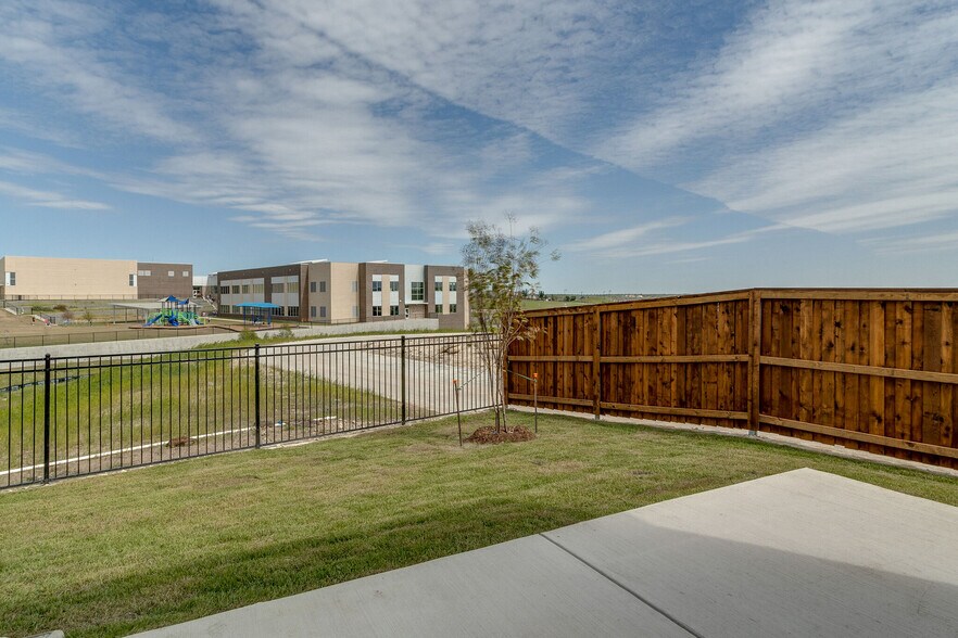 Building Photo - 2225 Offerande Dr