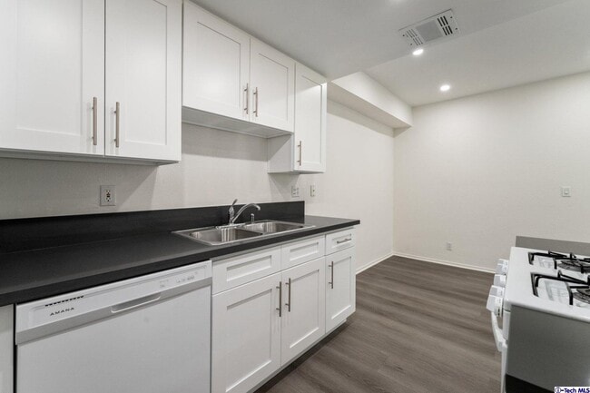 Building Photo - 731 E Cypress Ave