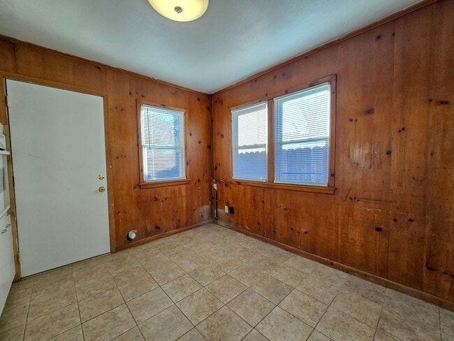 Building Photo - 2 Bedroom 1 Bath Home in Shawnee